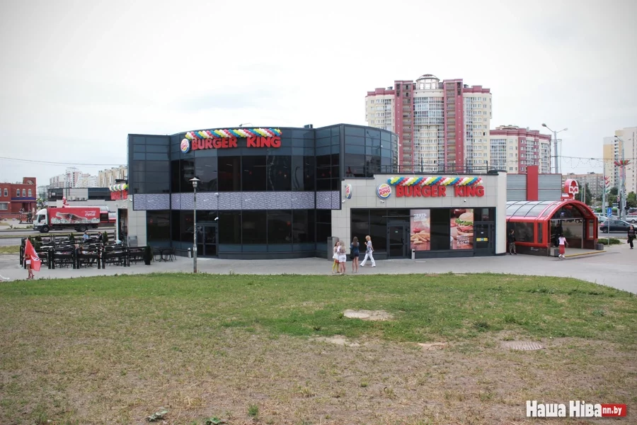 Размещен ресторане на выходе из станции метро «Каменная Горка».