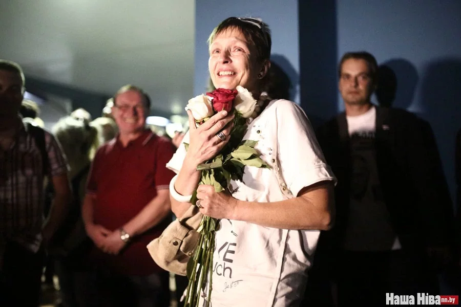Марина Адамович, жена Николая Статкевича, ждет своего мужа, который вышел на свободу.