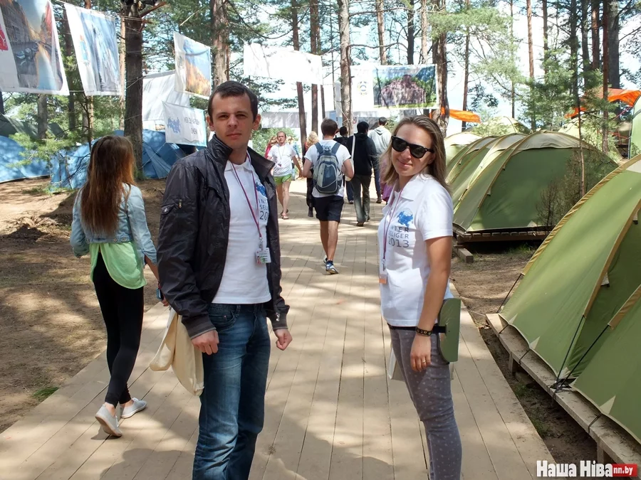 Палаточный городок участников форума «InterSeliger» в 2013 году. Рядом с автором — представительница из России.
