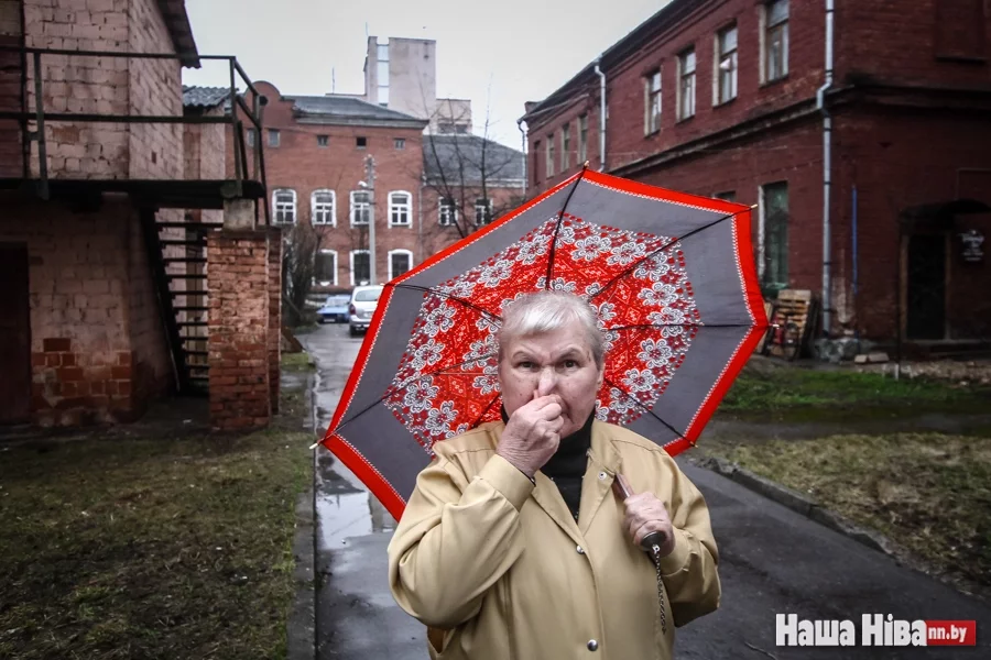 Женщина с зонтиком во дворе по улице Комсомольской.