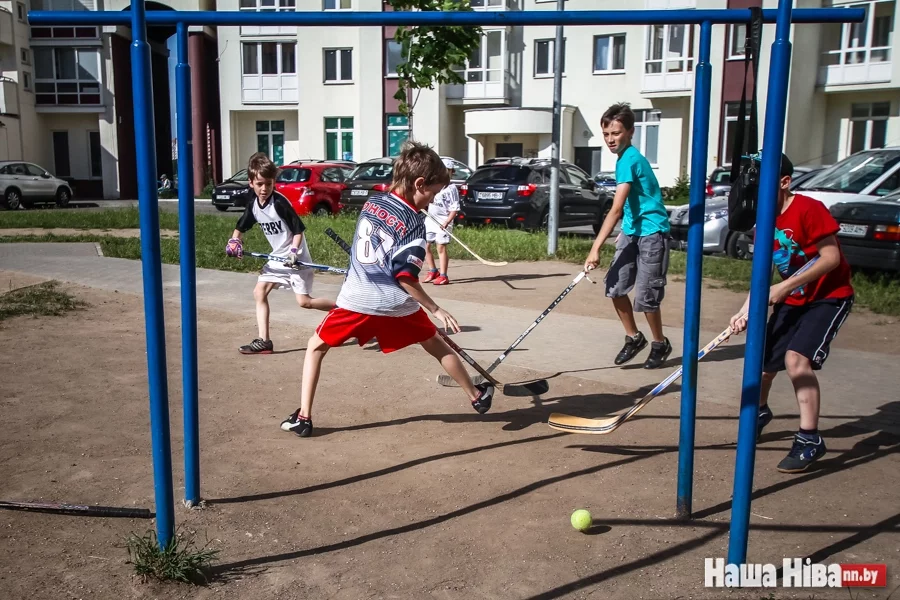 Імправізаваная брама, на якой дарослыя вытрасаюць свае дываны.