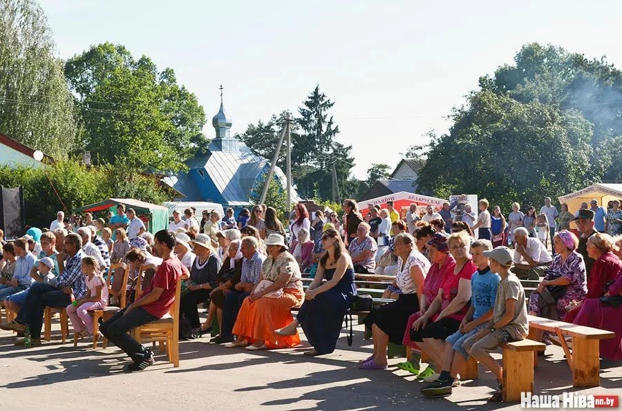 Падсвілле патанае ў шатах векавых дубоў. На дальнім плане — царква ў перабудаваным будынку 1930-х «закапанскага стылю».