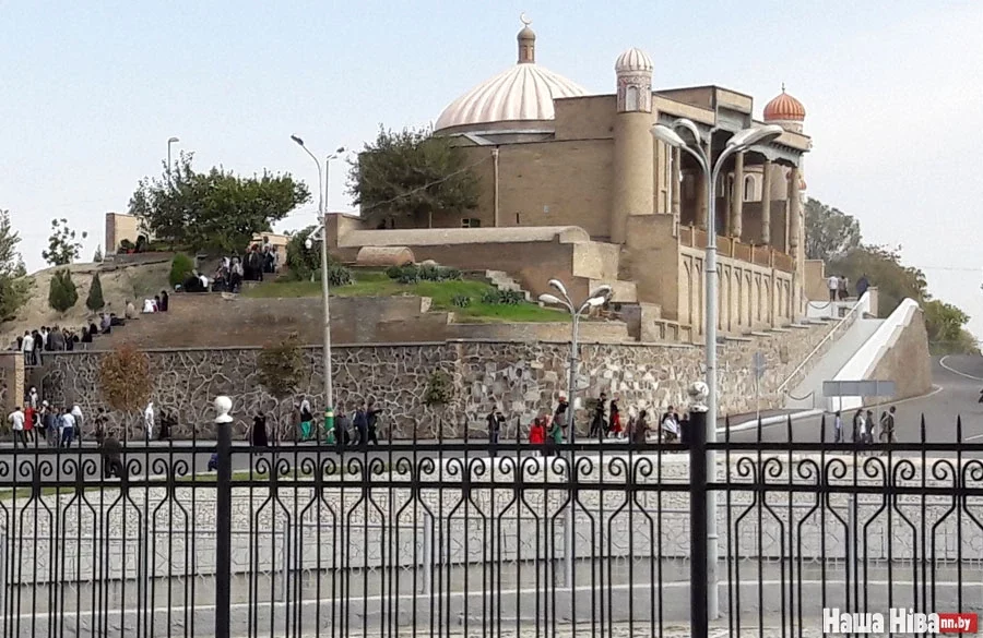 Узбеки продолжают прощаться с Исламом Каримовым. Гроб, усыпанный цветами, стоит на холме, к нему постоянно приходят люди .