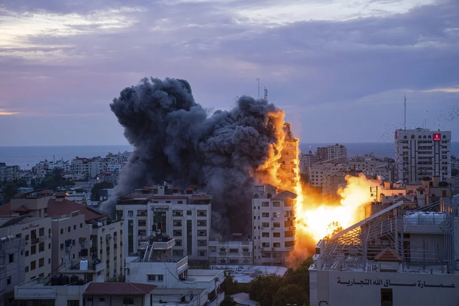 Сектар Газа пад ізраільскімі бамбардзіроўкамі. Фота: Fatima Shbair / AP