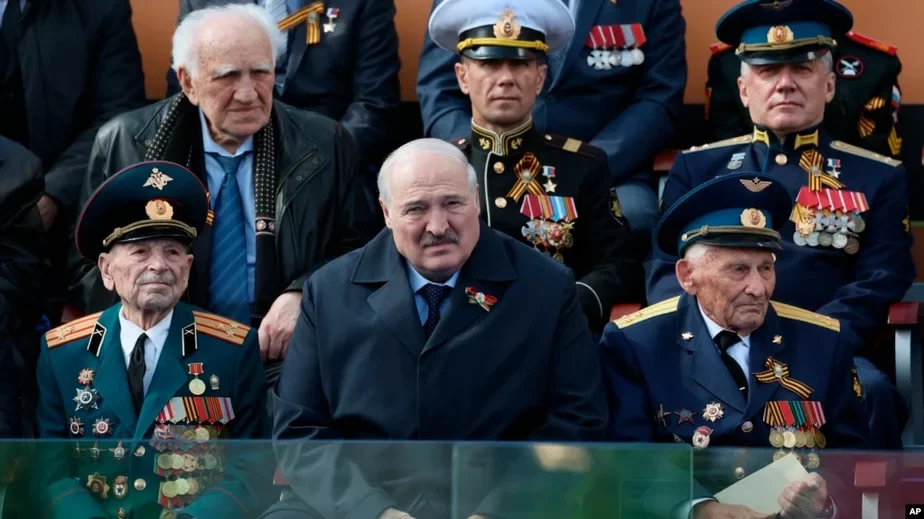 Хворы Лукашэнка на вайсковым парадзе ў Маскве 9 мая 2023 года. Фота: AP