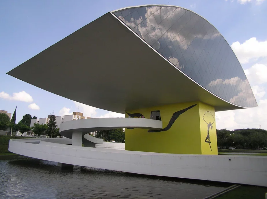 Архітэктар сам спраектаваў свой музей у горадзе Курытыба, Бразілія, у выглядзе вялікага вока, што вісіць над зямлёй.