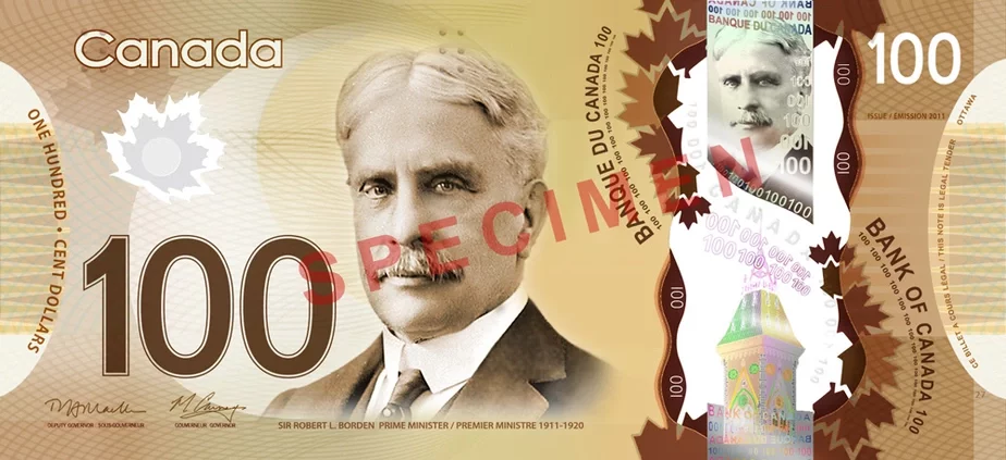 Канадские доллары, напечатанные на полимерной пленке.
