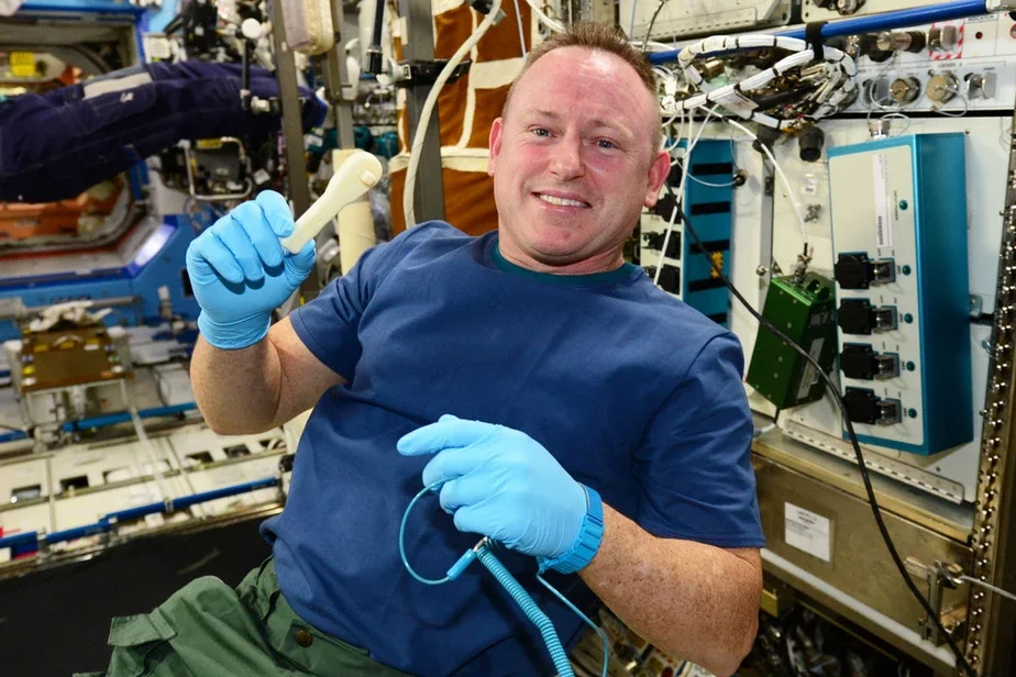 Барри Уилмор и напечатанный в космосе ключ. Фото NASA.
