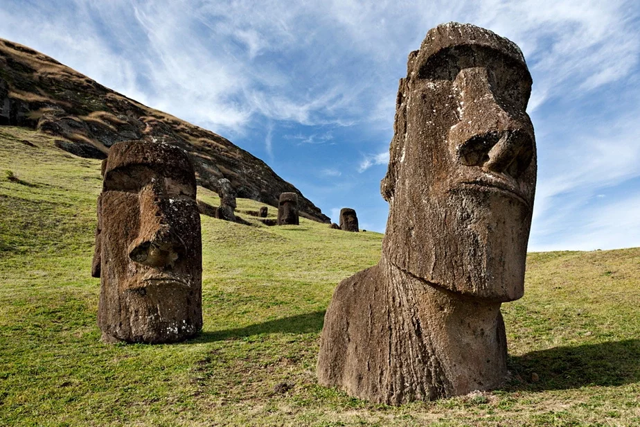 Каменные статуи мааи на острове Пасхи.