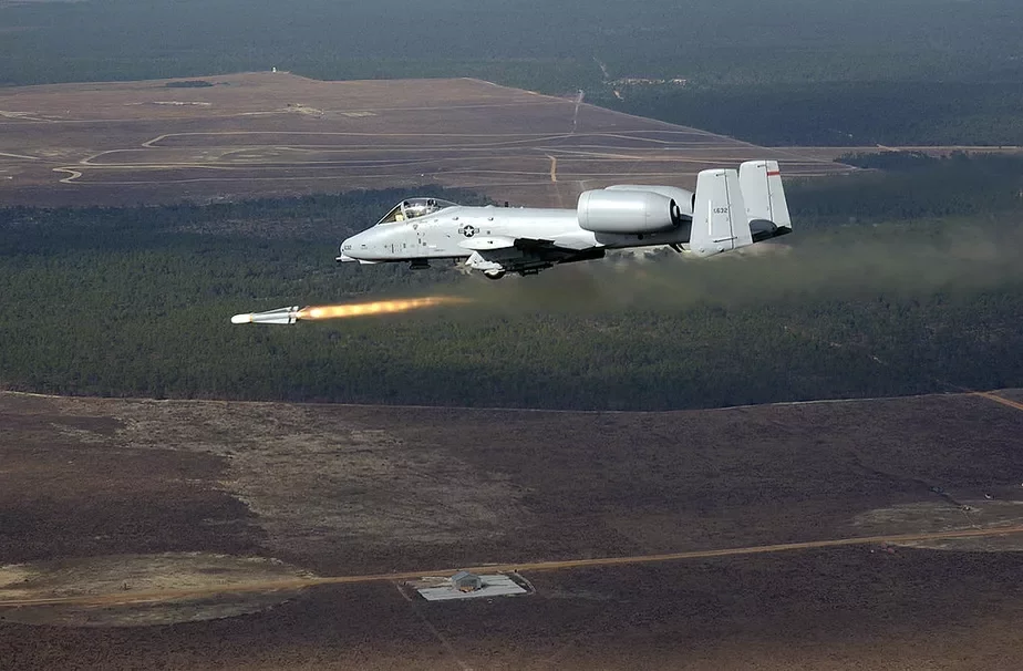 А-10 пускае ракету Maverick; Wikipedia.org