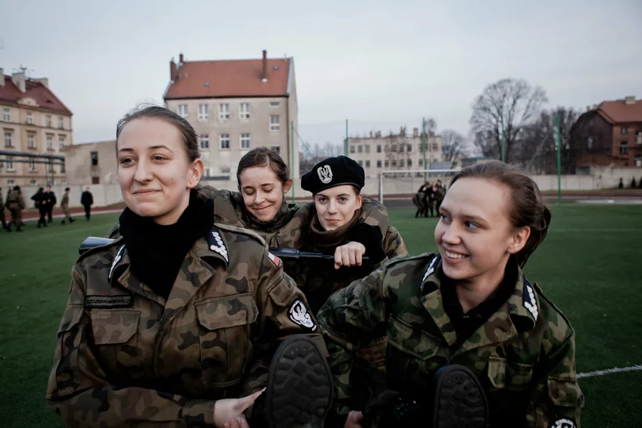Польские девушки несут «раненую» подругу. Фото New York Times..