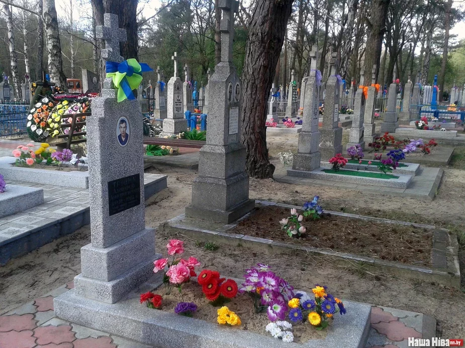 Кладбище убрано к поминальному дню. Фото с кладбища села Прилуки Брестского района.