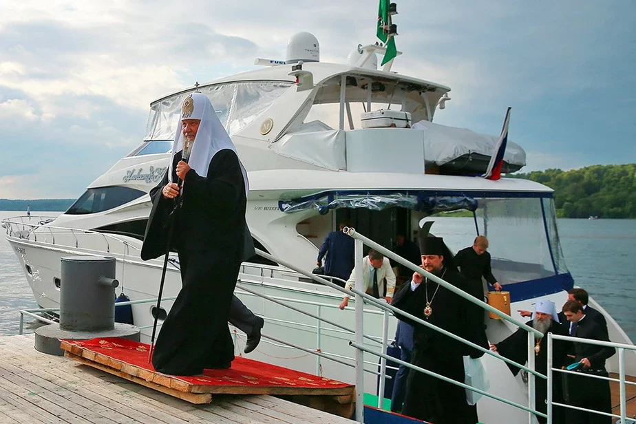 Патриарх Кирилл 20 июля прибыл в российский Плёс на яхте за $4 млн. Фото ТАСС 