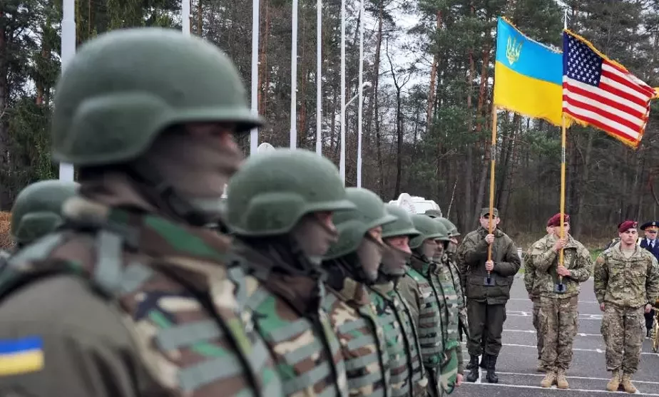Украинские национальные гвардейцы и американские солдаты на полигоне в Явориве, весна 2015 года. Фото newssky.com.ua