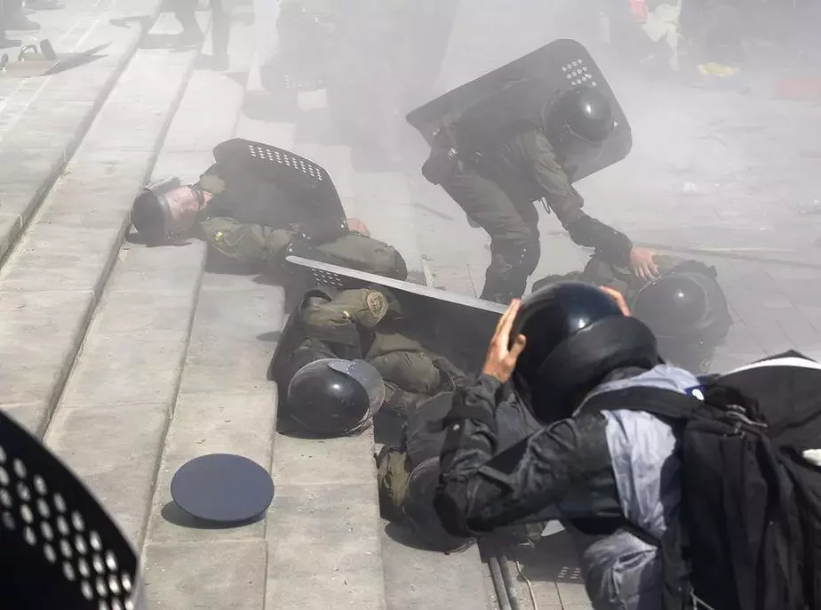 Взрыв гранаты у здания Верховной Рады Украины, фото AFP