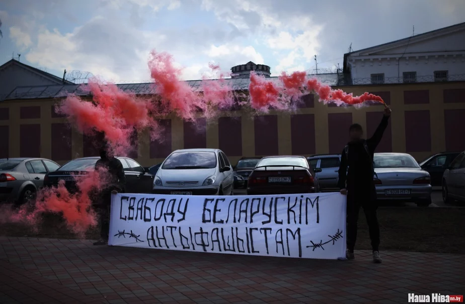 Фото с акции, которую друзья задержанных провели на прошлой неделе возле СИЗО на Володарского.
