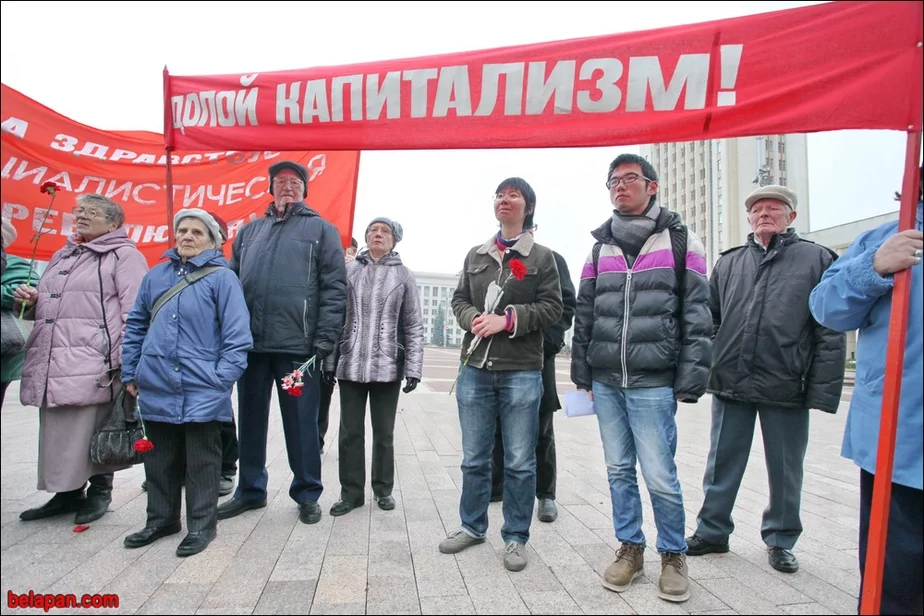 Падчас традыцыйнага ўскладання кветак.