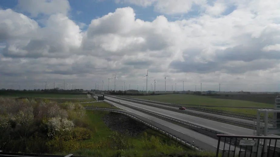 В Нижней Саксонии куда ни глянь — всюду ветряные электростанции.