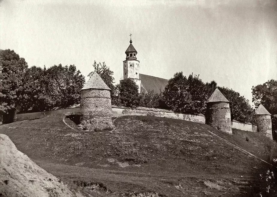 Койданаўскі Кальвінскі збор у атачэнні старых замкавых муроў. Знішчаны саветамі.