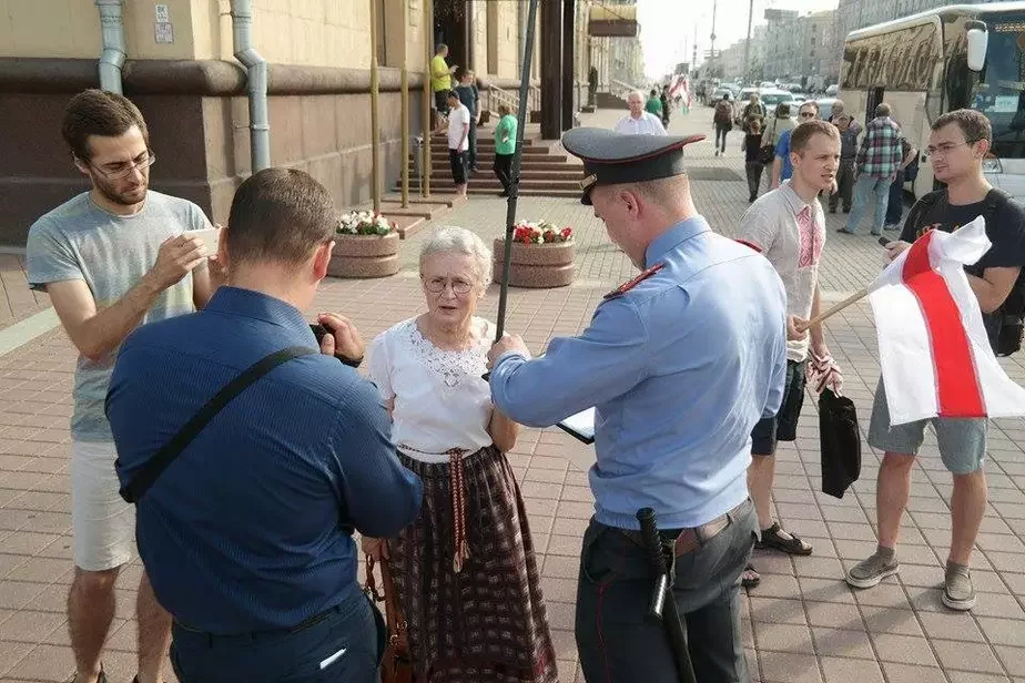 Ніна Багінская падчас акцыі 27 ліпеня на Плошчы Незалежнасці
