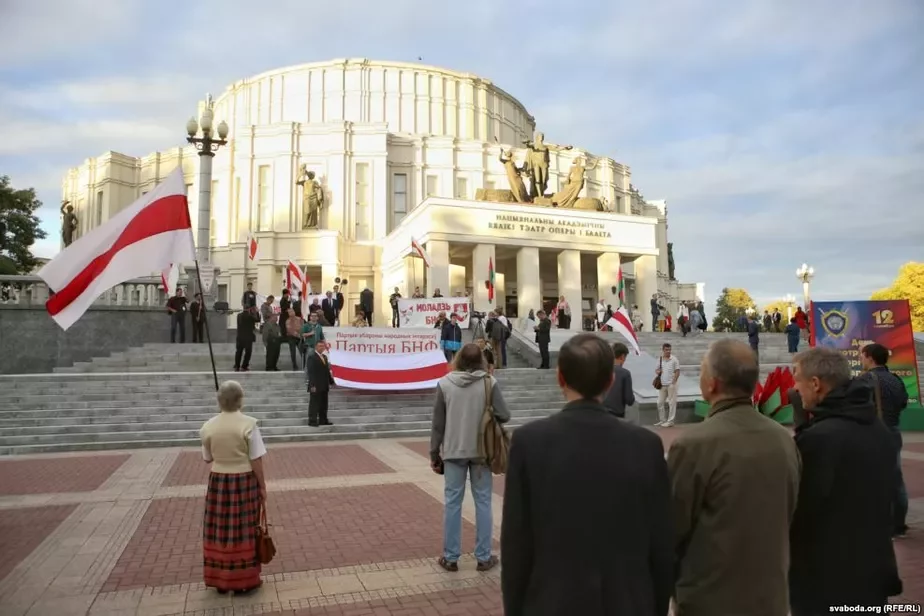 Злева са сцягам — Ніна Багінская, фота Радыё Свабода