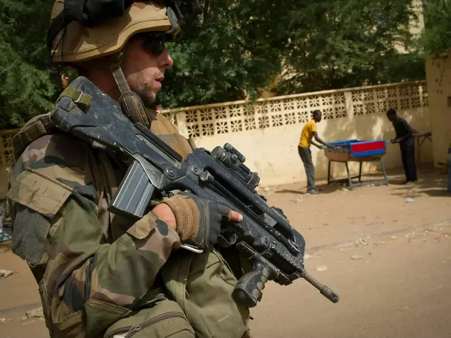 Французскі баец з вінтоўкай FAMAS падчас аперацыі ў Цэнтральнаафрыканскай Рэспубліцы.