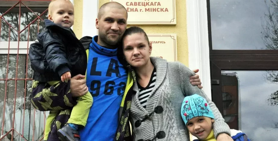 Дмитрий Гомон с женой и детьми после освобождения из изолятора на Окрестина. Сентябрь 2016 г.