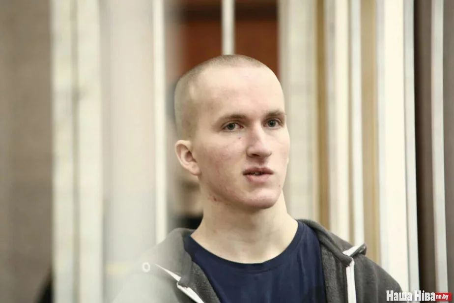 Улад Казакевіч у зале суда, фота Сяргея Гудзіліна