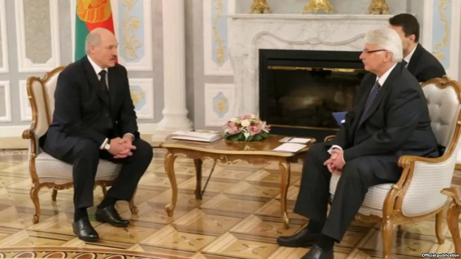 Александр Лукашенко и министр иностранных дел Польши Витольд Ващиковский во время встречи в марте 2016 года.