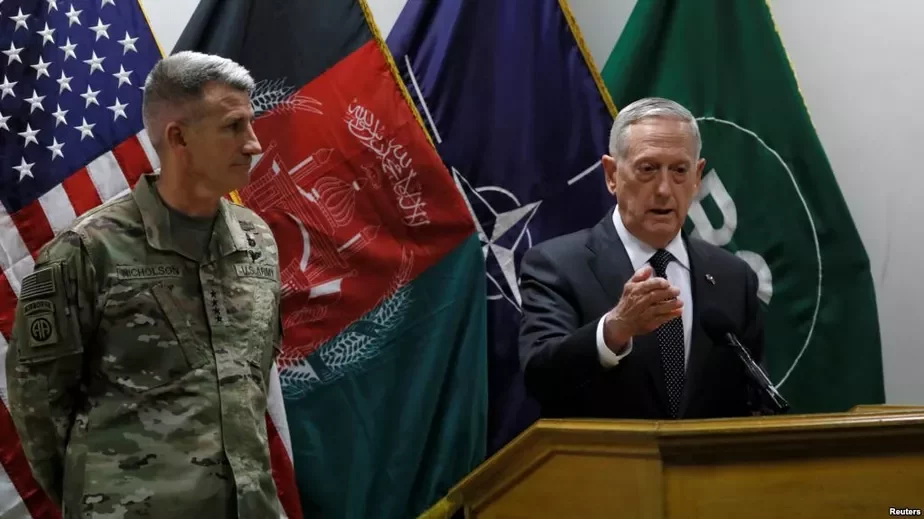 Командующий американским контингентом в Афганистане генерал Джон Николсон (слева) и министр обороны США Джим Мэттис.