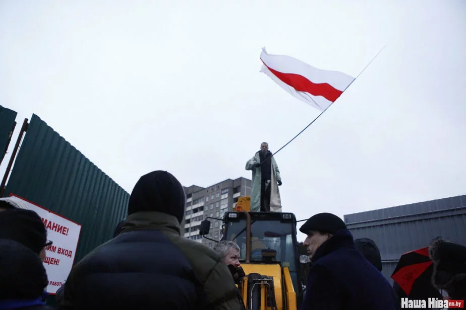 Зміцер Дашкевіч залез на трактар, пратэстуючы супраць будоўлі офіснага будынку па вуліцы Мірашнічэнкі, побач з Курапатамі