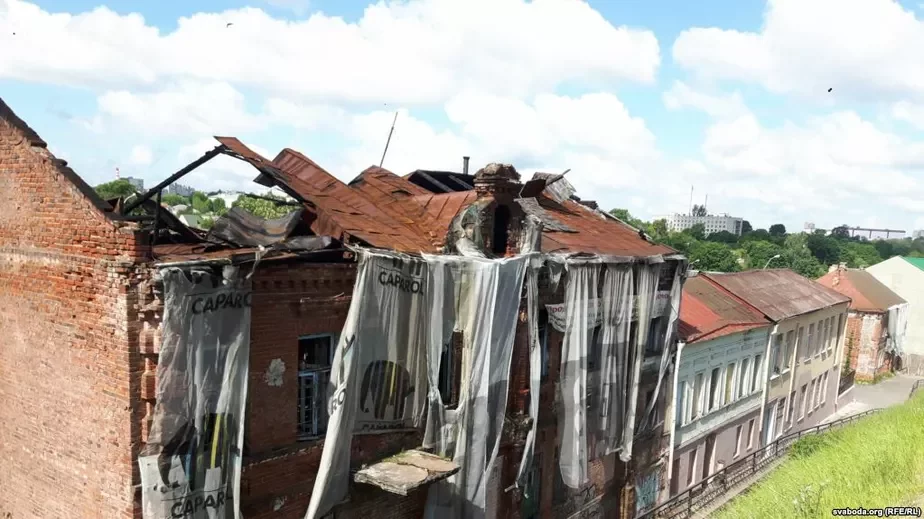 Квартал старых домов на улице Лазаренко с тем, который сгорел