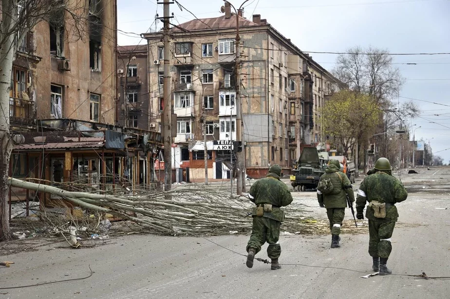 «Ополченцы ДНР» на улице Мариуполя. Фото: Alexei Alexandrov / AP