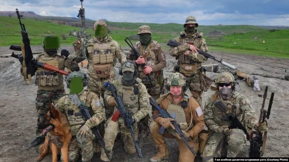 Валерий Сахащик второй справа в нижнем ряду