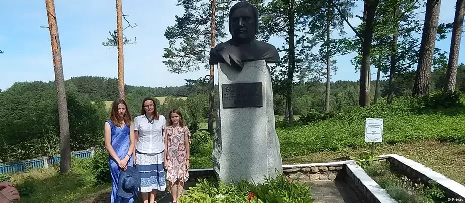 Агнешка Крыжаньска-Дусь з дочкамі на магіле свайго славутага продка