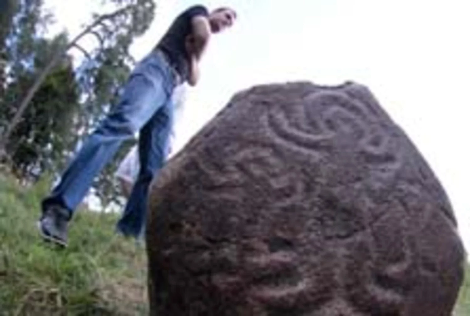 Человек который занимается камнями. Человек который занимается камнями. Человек который занимается камнями. Ювелир обрабатывает алмаз. Человека завалило камнями.