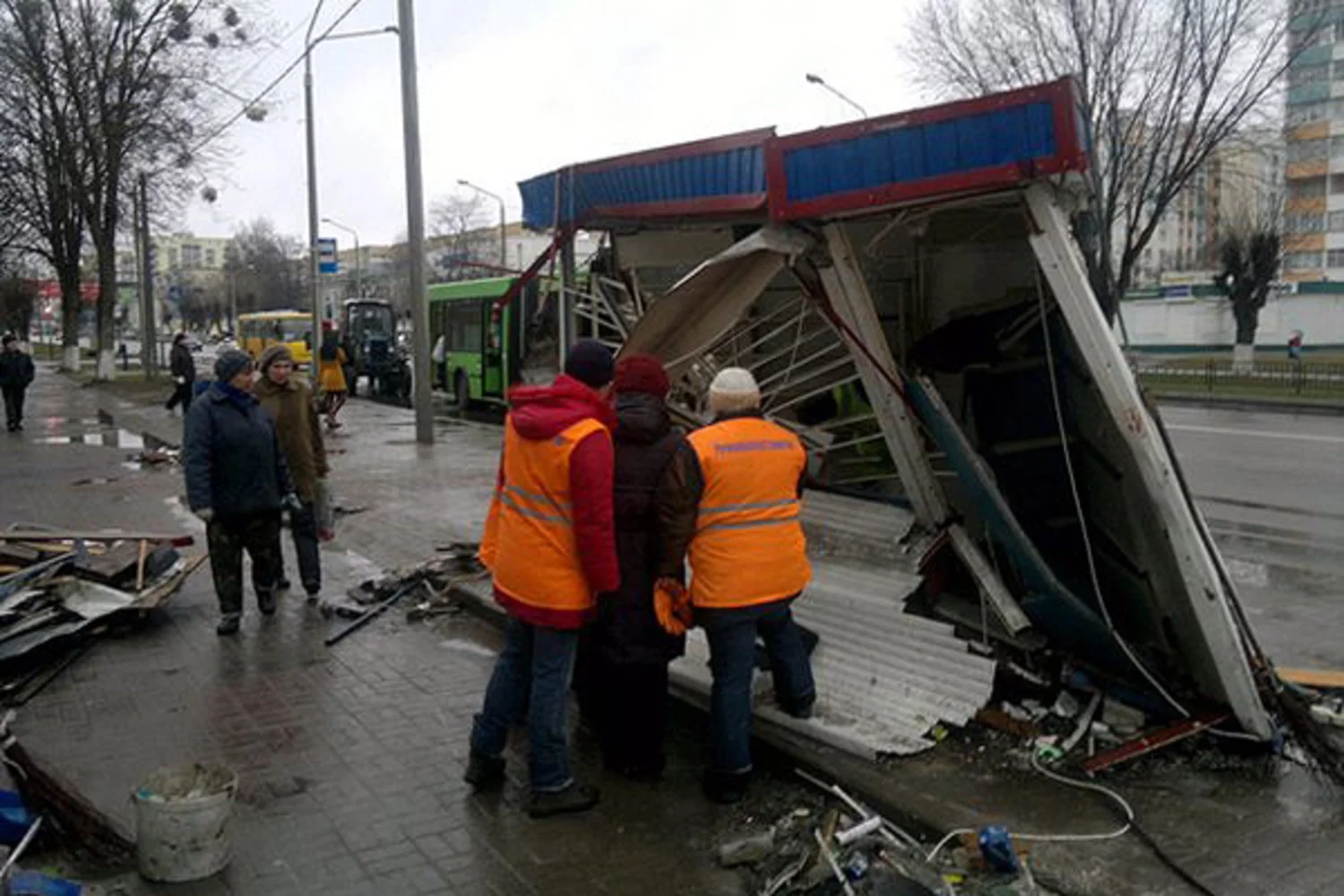 Погода в речице на 10 дней. Снесли остановку на пл революции на Куйбышева. Остановка РФЗ В Речице. В разливе снесли остановку. Погода в Речице.