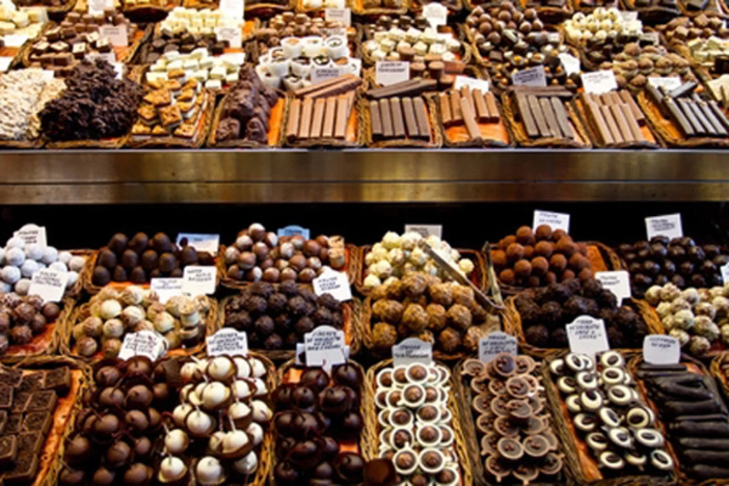 Шоколадный ассортимент. Бельгийский шоколад. Шоколадные кондитерские изделия. Шоколадный магазин. Кондитерский шоколад.