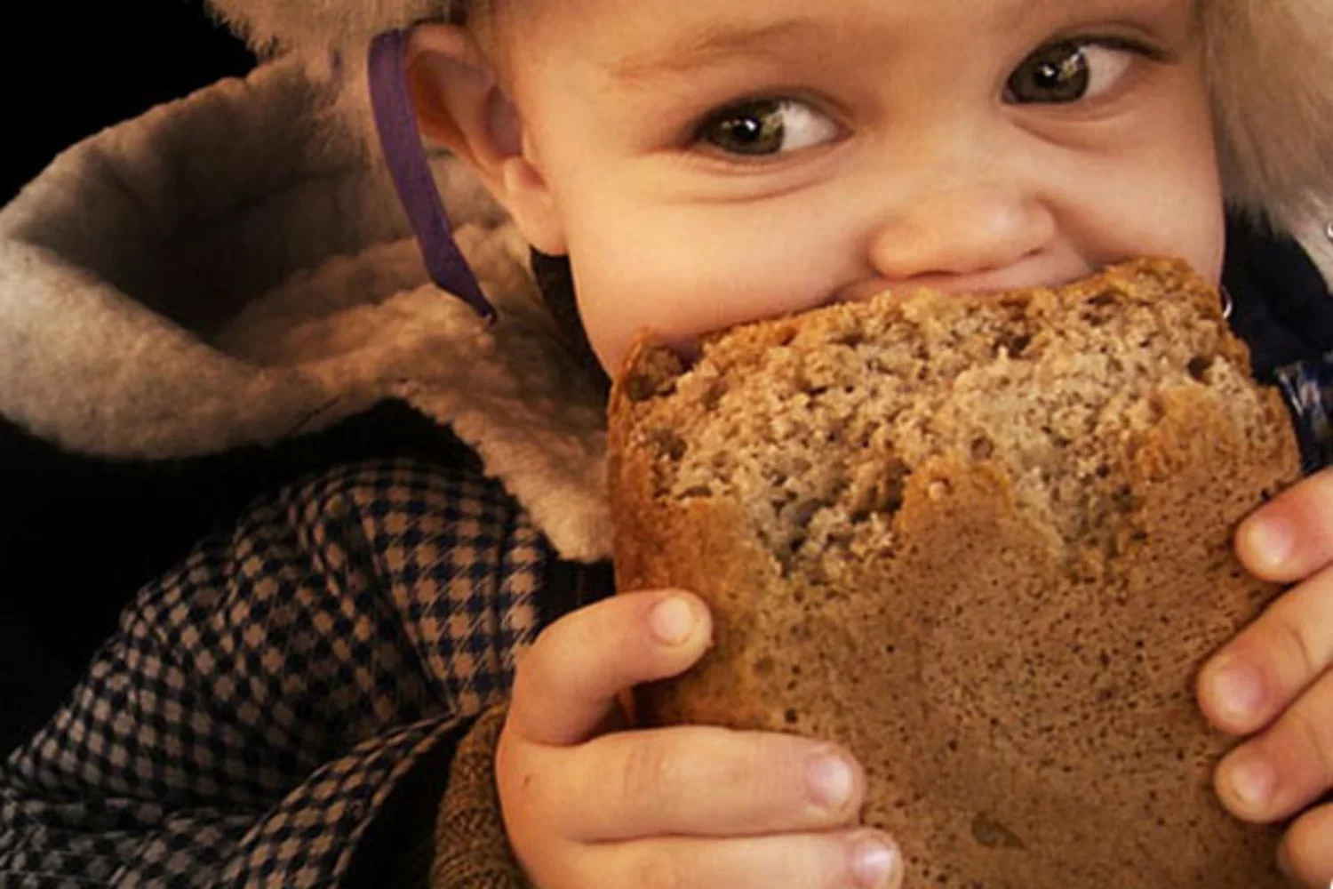 Голод во рту. Хлеб для детей. Ребенок ест хлеб. Мальчик с булкой хлеба. Откушенный хлеб.
