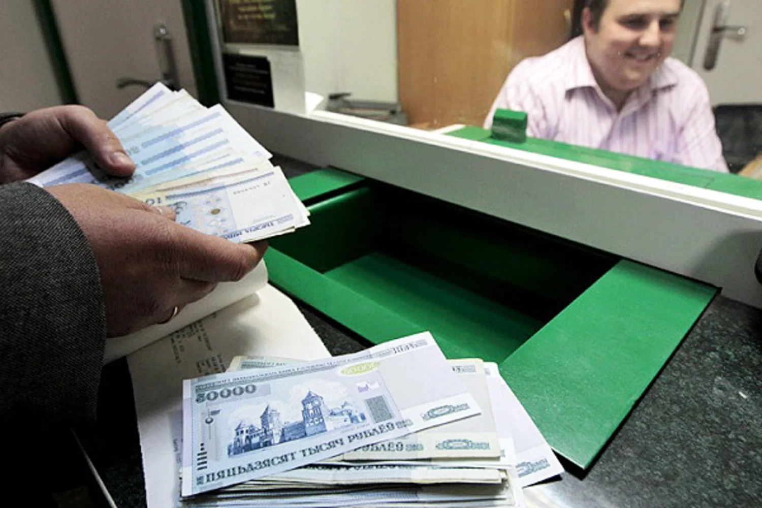 Валюта в банках белоруссии. Выдача денег в банке. Доллар касса. Получает деньги в кассе банка. Купюры в кассе банка.