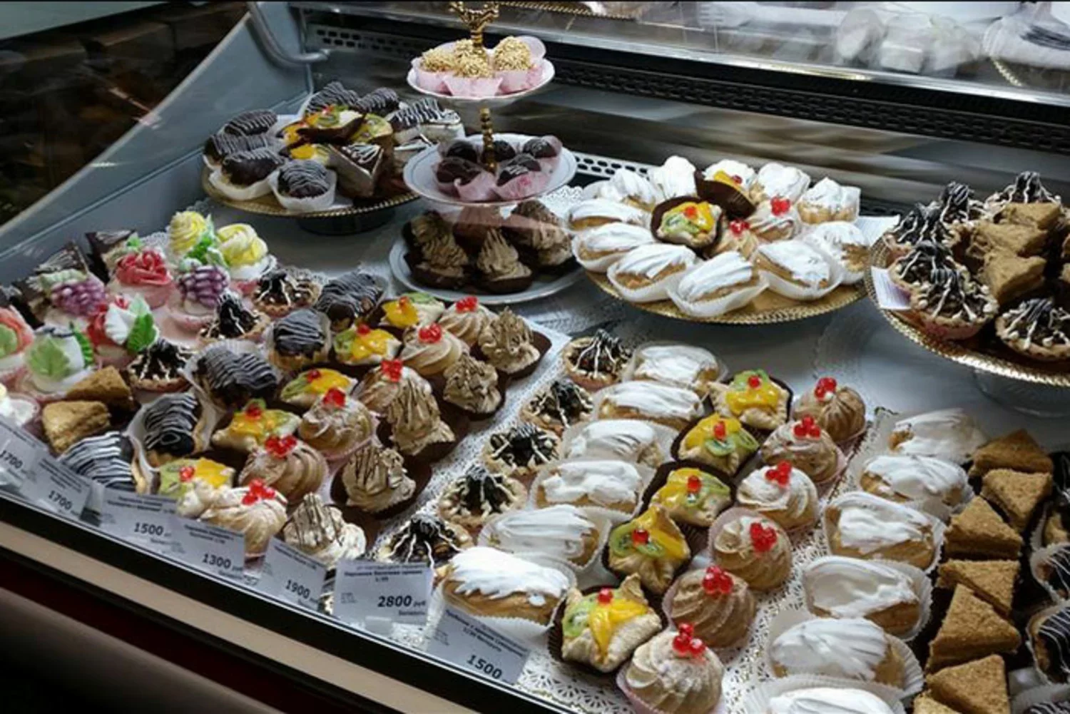 Пирожное "десертного набора" реализуют?. Стоят 4 пирожных. Пьер эрме торты. Набор капкейков 4 шт. Торты по кусочкам сникерс.