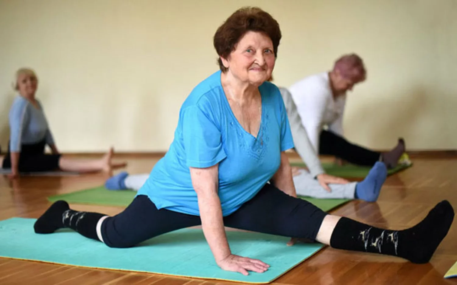 Зарядка кому за 50 видео. Бетти Кальман инструктор йоги. Джин Доусон йога. Йога для людей старшего возраста. Физкультура для пожилых.