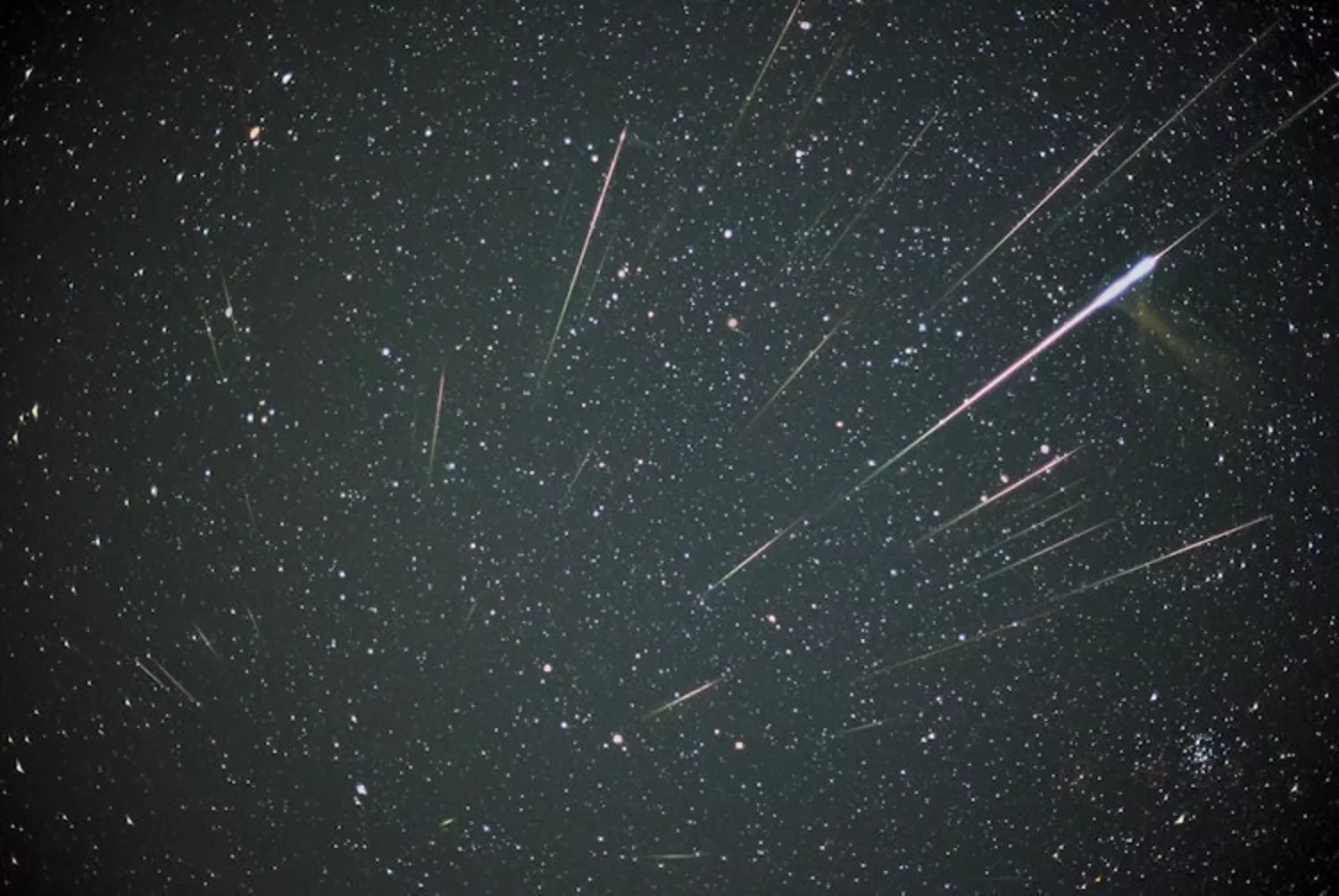 Звездное небо кометы. Метеорный поток Леониды 1966. Тауриды метеорный поток. Леониды метеорный поток 2021. Метеорный поток Леониды в 1833 году.