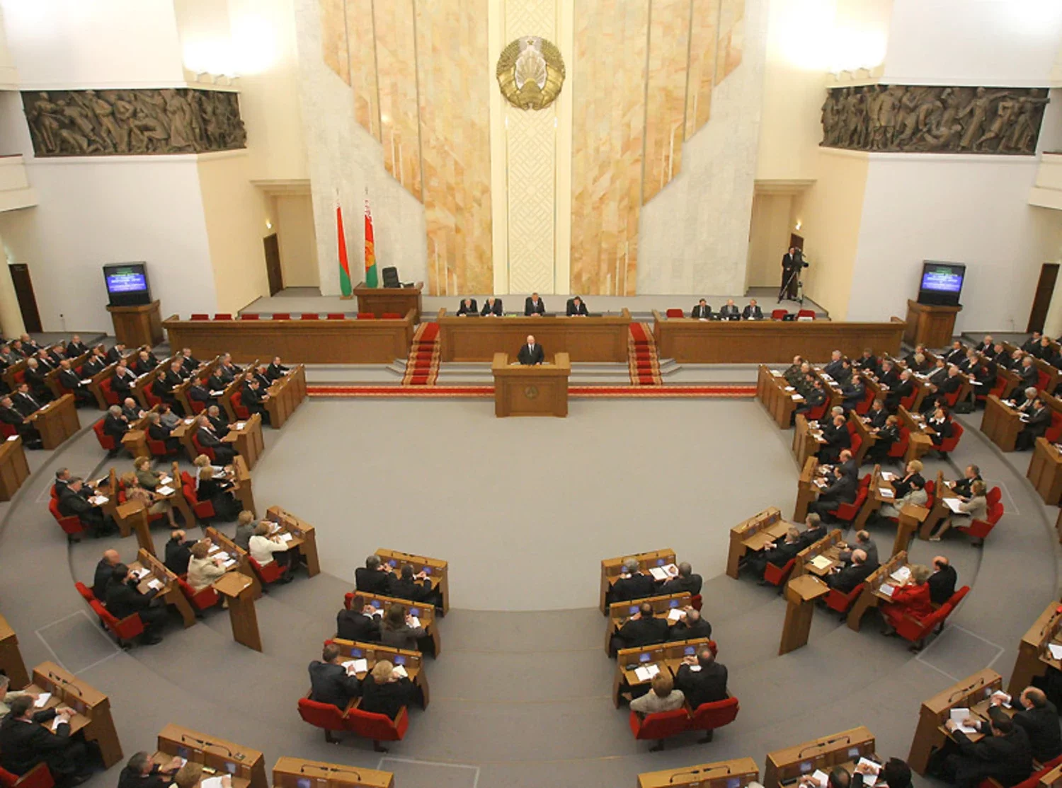 Совет республики беларусь. Парламент Беларуси. Палаты представителей национального собрания Беларуси. Белорусская Дума. Парламент Беларуси зал заседаний национального собрания.