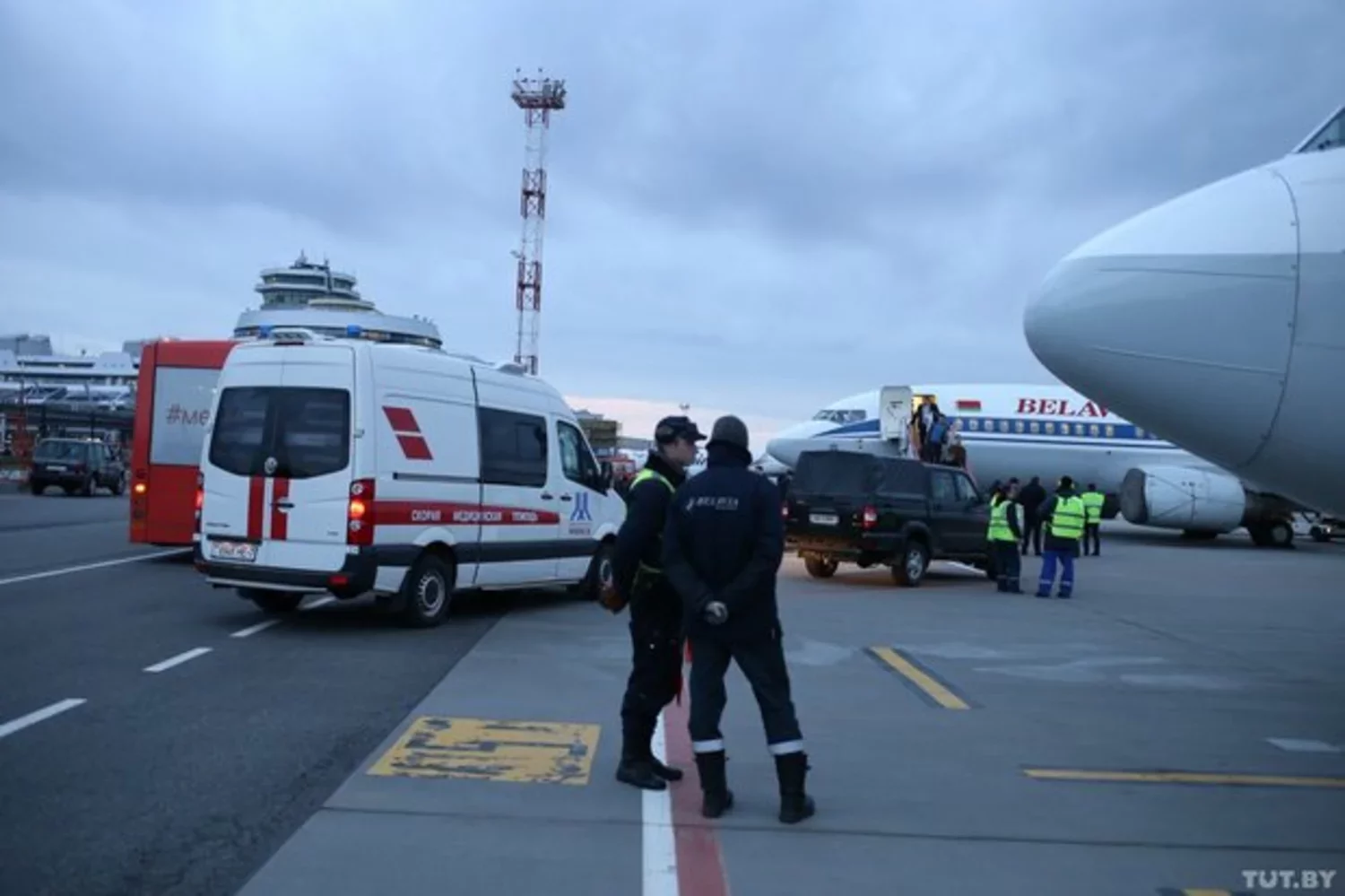 В минском аэропорту самолет. Скорая в аэропорту. Скорая около самолета. Белавиа происшествия. Крушение Белавиа.