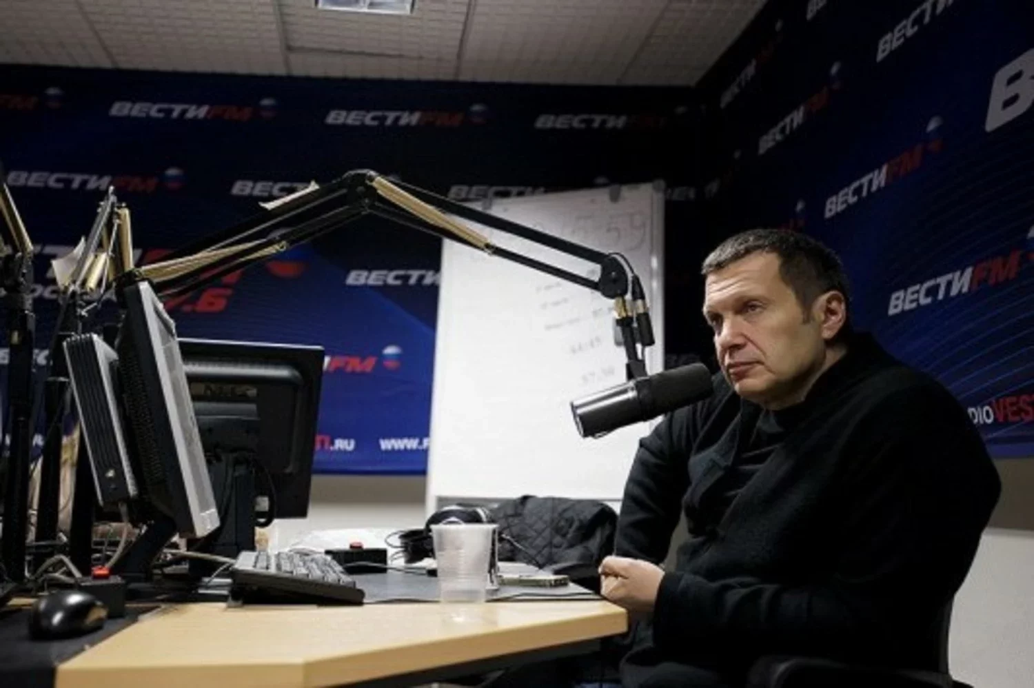 Радио вести fm. Владимир соловьёв на радио. Ведущий радио Соловьев Владимир. Владимир соловьёв на радио вести. Владимир Соловьев радио эфир.