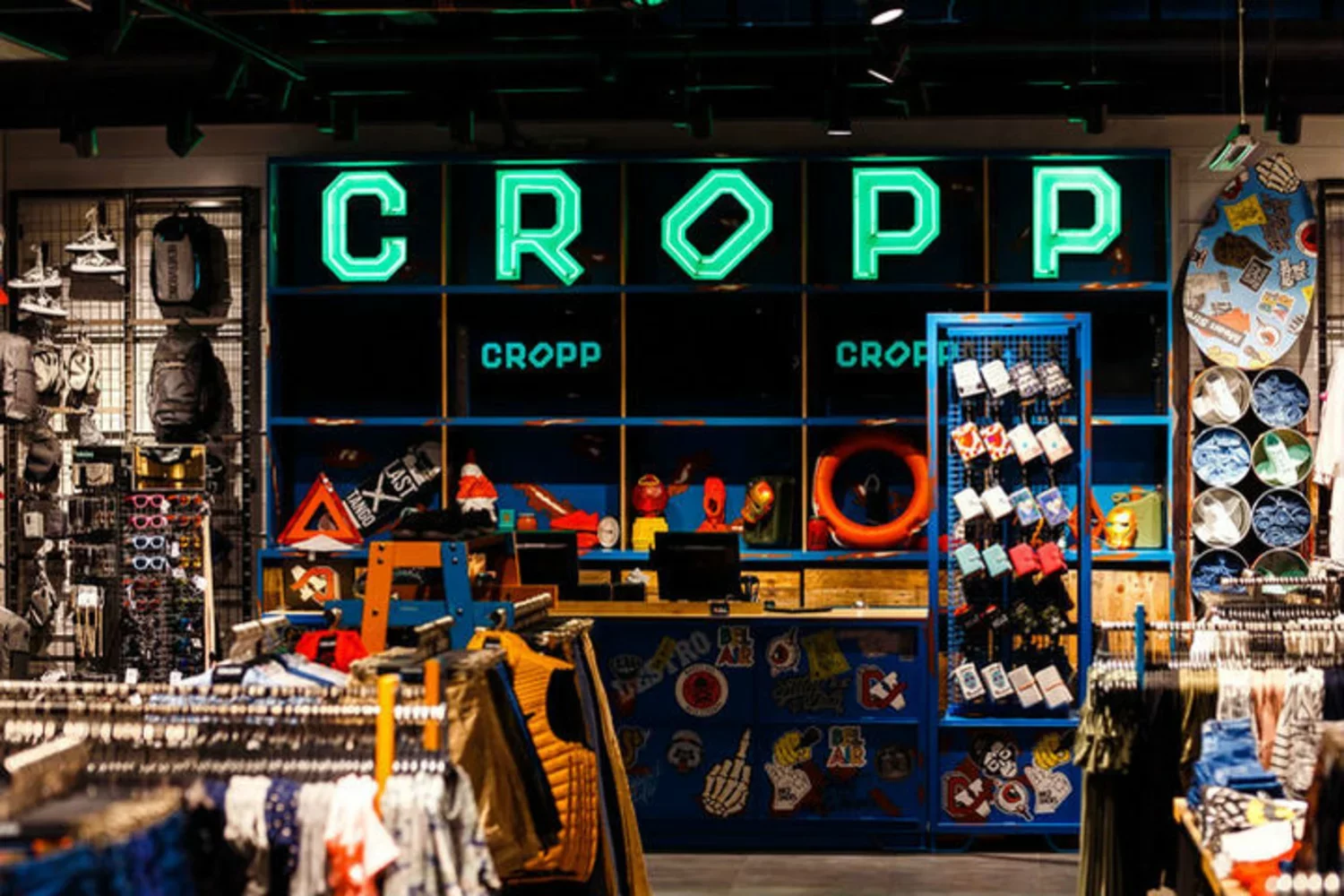 Кропп товары. Магазин Cropp в Минске. Cropp Нижний Новгород. Кропп магазин ЕКБ. Витрина Cropp.