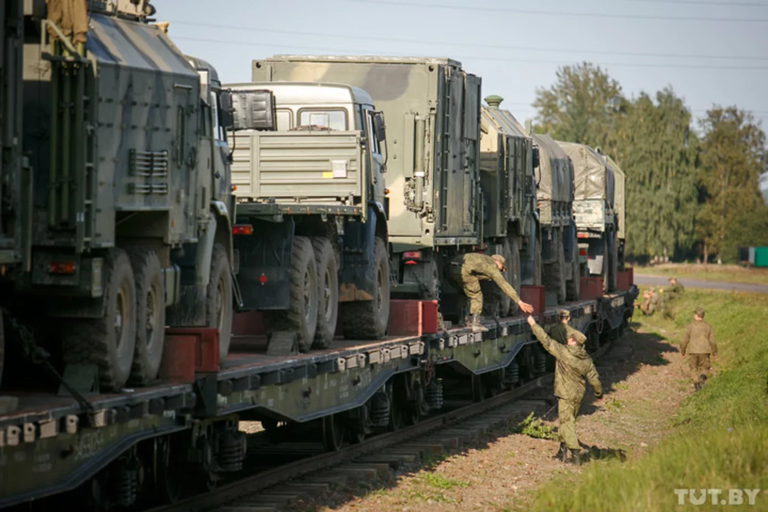 Военное сопровождение. Погрузка военной техники. Военный эшелон. Эшелон военной техники. Транспортные войска.