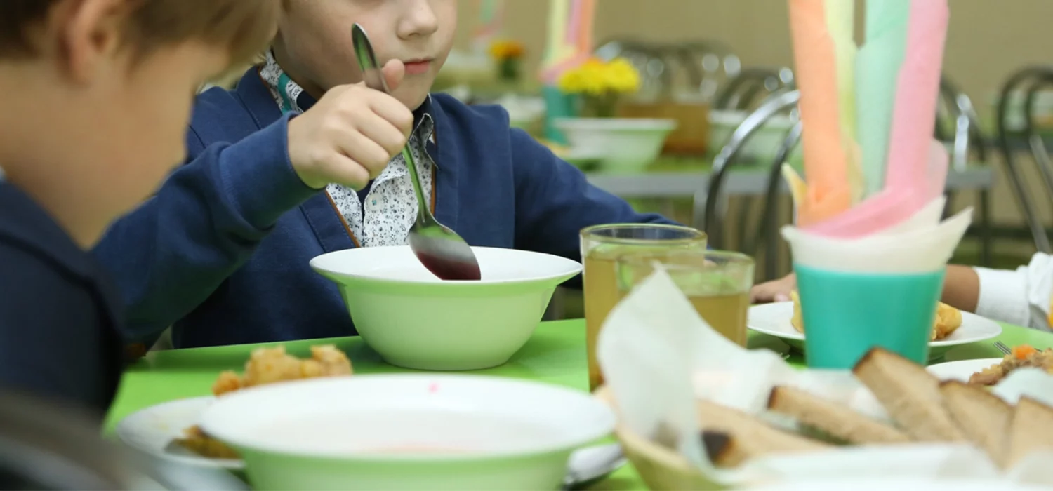 Дети не хотят есть в школе. Обед в школе. Питание в школьной столовой. Детское питание в школе. Еда в столовой в школе.