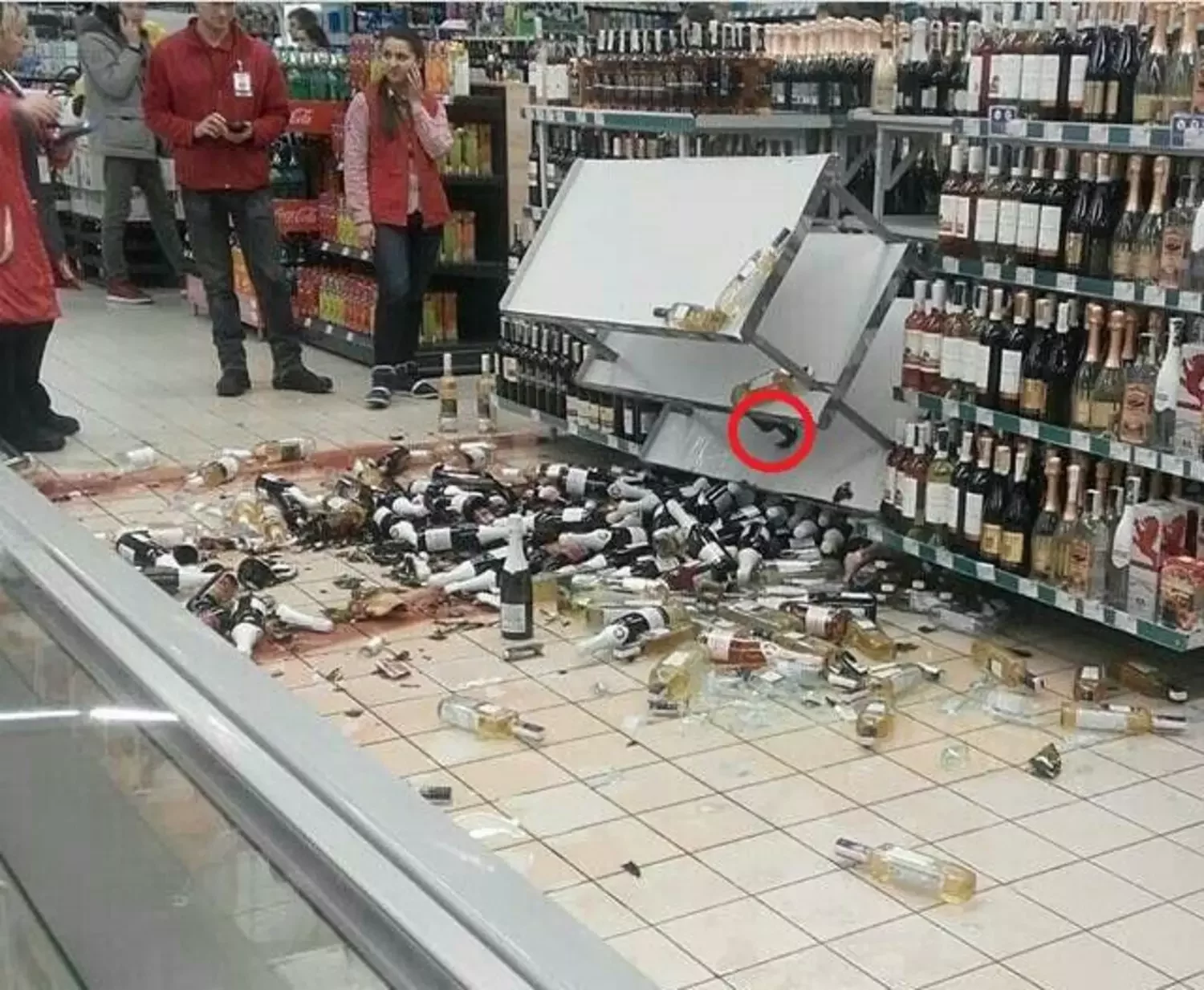 Разбитые бутылки в магазине. Разбитый товар в магазине. Разбитая витрина с алкоголем.